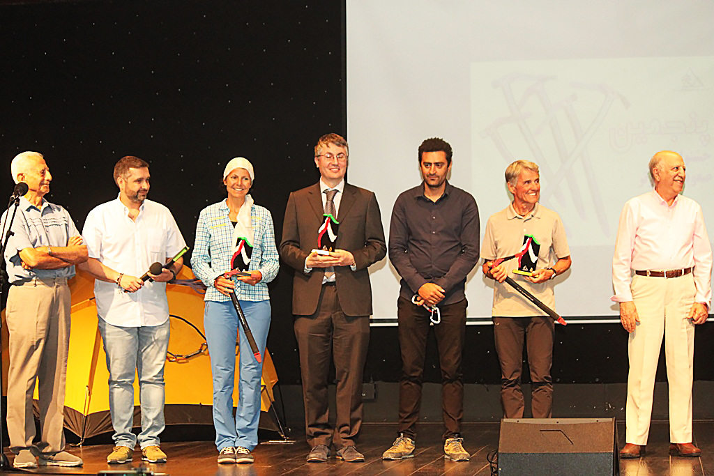 pic's of main's title